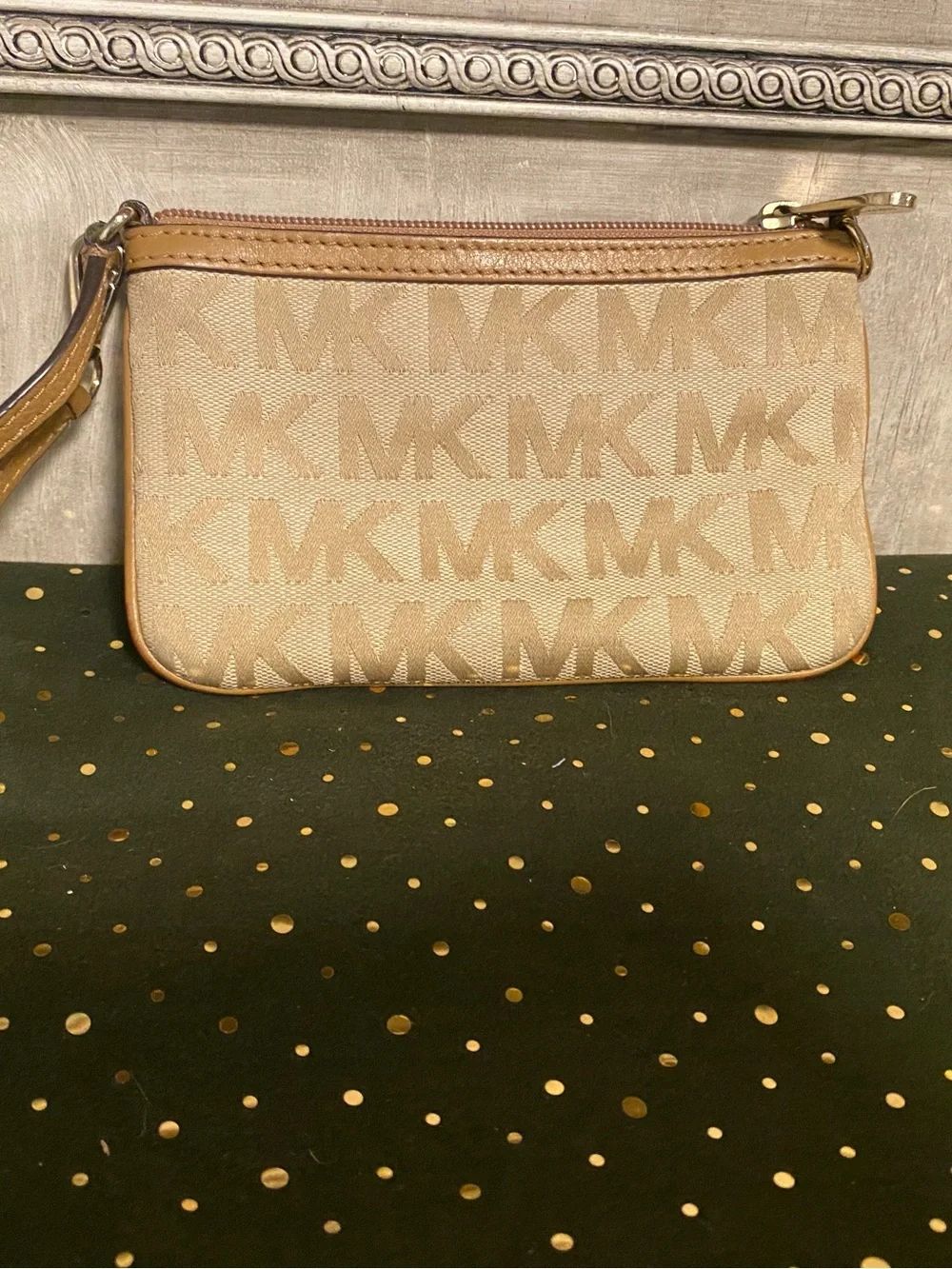 EUC Michael Kors Tan & Beige Signature MK Wristlet Clutch